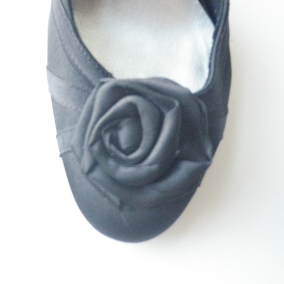 Black Heels w/ Rose on Toe - Picture 2 of 5